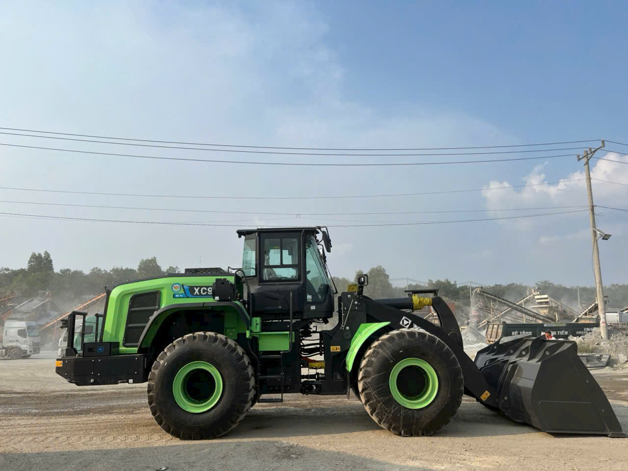 máy xúc lật điện XC968
