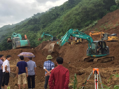 Hàng chục máy xúc khắc phục sạt lở đất tại ga Lâm Giang